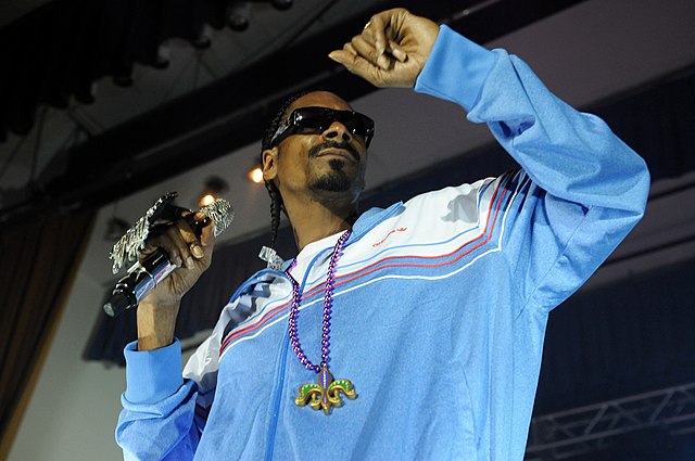 Snoop Dogg Gets Together With Old Friends To Reproduce An Old Photo From The 1980s